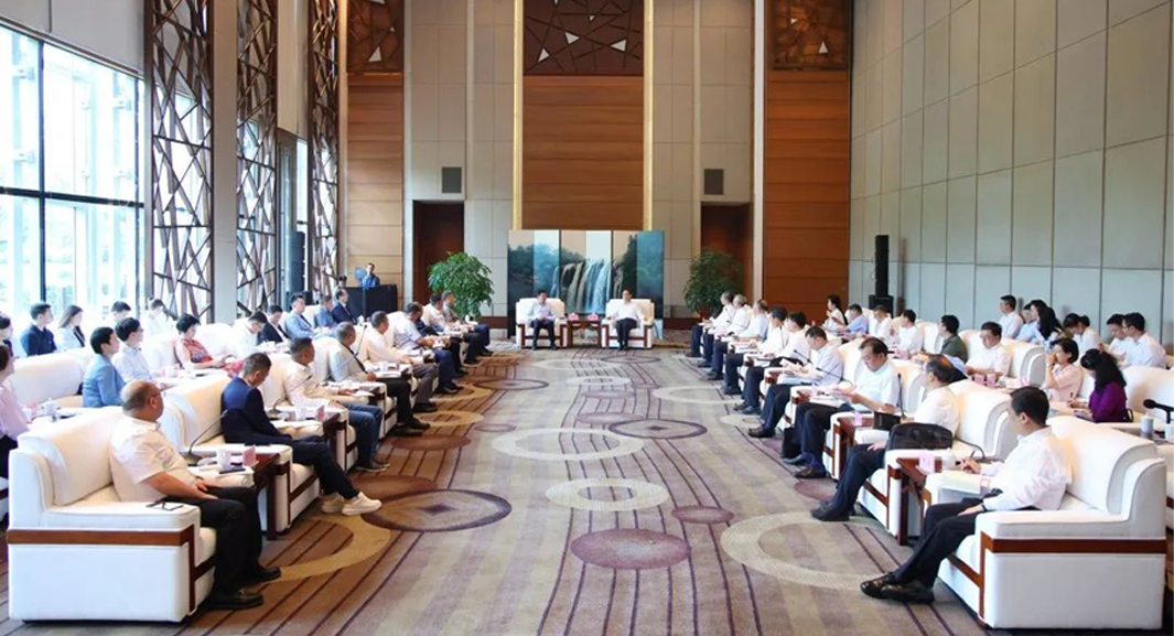 贵州省委书记徐麟会见新沪商企业家代表团一行，董事长李贤威受邀参与座谈