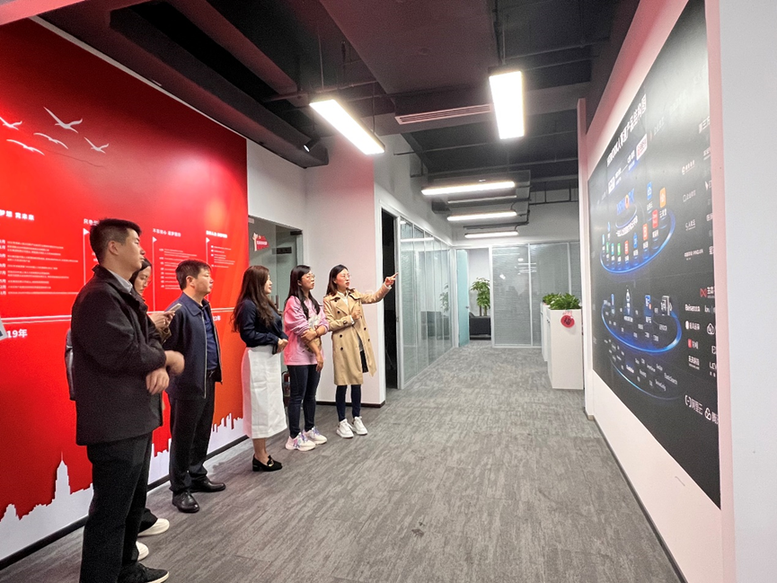 昆明市呈贡区人社局副局长一行莅临云生集团四川公司考察调研