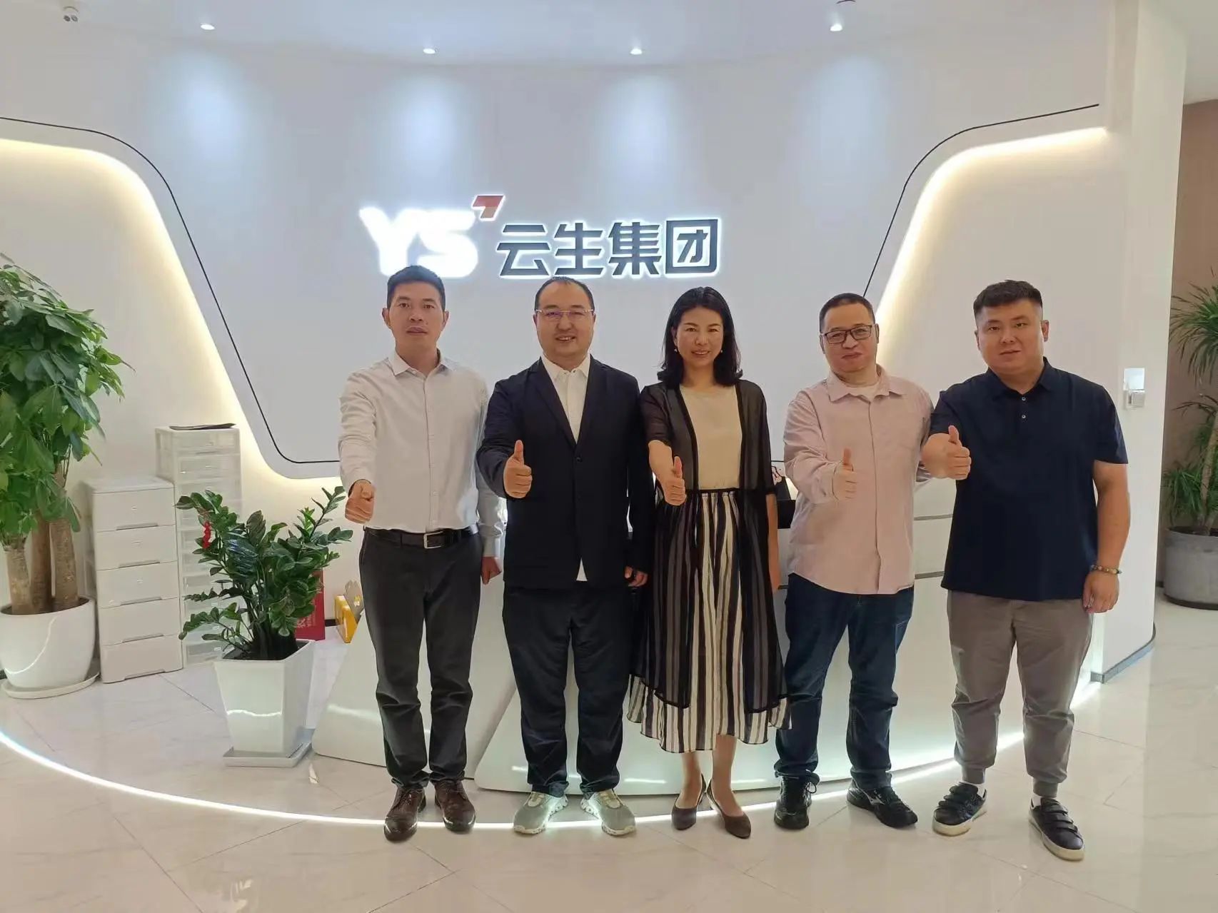 深圳市宝安区人力资源局副局长陶林一行莅临云生集团调研走访