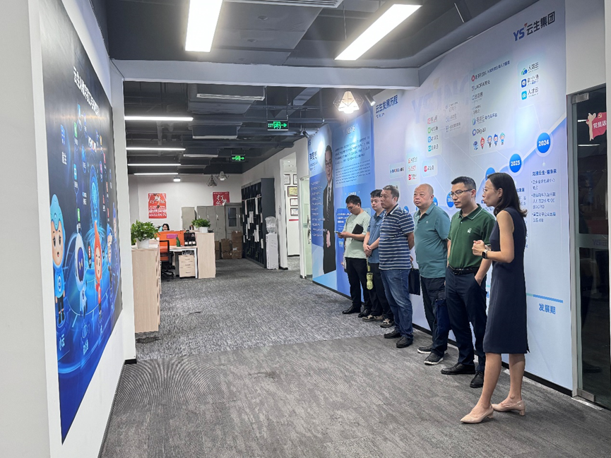 成都市人社局法规处副处长龙亚军一行莅临云生集团四川公司调研走访