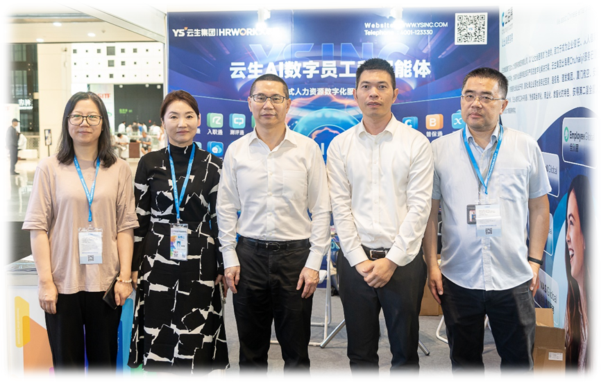 上海市人力资源和社会保障局党组成员、副局长李炜莅临上交会云生集团展位指导工作