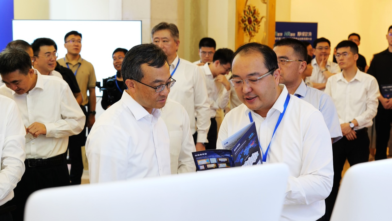 人力资源和社会保障部党组成员、副部长颜清辉一行领导莅临云生集团展位